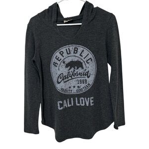 Free Kisses Gray Cali Love Bear Graphic V-Neck Lightweight Hoodie Tunic Size M